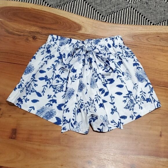 Floral/Leaf Tie Waist Elastic Bermuda Shorts- New without tags​ - Picture 1 of 8